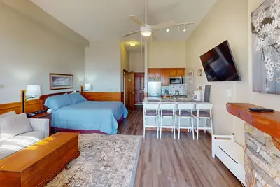 Image de Warm & Cozy Rimfire Studio with Hot Tub Balcony by RedAwning