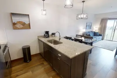 Image de Allegheny condo sleeps 6 - right on the slopes! by RedAwning