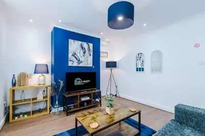 Image de New! Pool Table, Sleeps 6, Stylish Home, Driveway