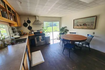 Image de Relaxing cabin with a beautiful deck surrounded by gardens!