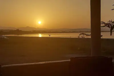 Image de Charming beachfront 2-bedroom house with Ac and WiFi.