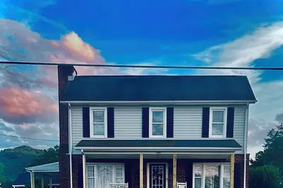 Image de Charming farmhouse with fitness equipment & Wifi!