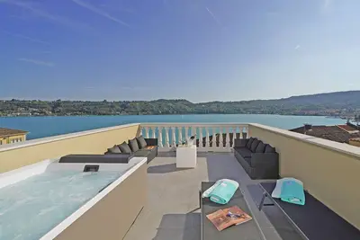 Image de Appartement \"Flat 6\" avec vue sur le lac, Wi-Fi et climatisation