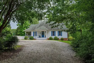 Image de Family-Friendly Waterfront Home Pool Dock Kayaks Row Boat Games Chesapeake Bay