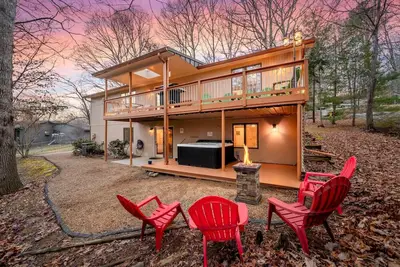 Image de Ultimate Asheville Getaway, Hot Tub and Gas Grill!