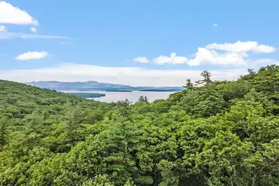 Image de large-group mountain/lake getaway