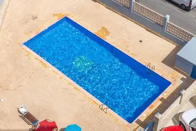 Image de Appartement pour les familles avec vue sur les montagnes, piscine partagée et climatisation