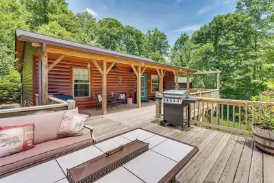 Image de Peaceful Murphy Cabin w/ Fire Pits & Forest Views!