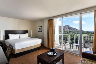 Image de Prime Location! Onsite Swimming Pool, Close to Waikiki Beach!