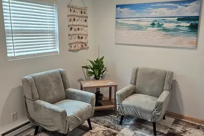 Very clean! Cozy and Quiet Cottage across from the lake with Hot tub!