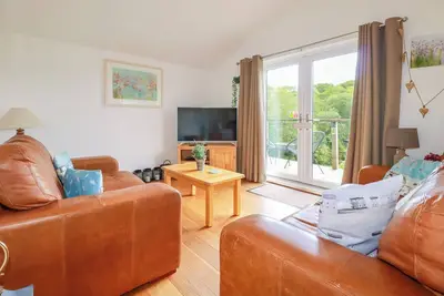 3 Lake View, pet friendly, with hot tub in Lanreath