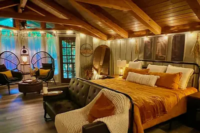 Image de Light'n Bug Bungalow: Pet Friendly, Free Attraction Tickets, Hot Tub, & Firepit