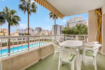 Appartement 'Alquilar Mas Comprar - Parque 8' avec piscine partagée et jardin privé