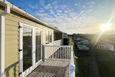 Image de Perched at the park’s highest point, the Sunset Chalet is a modern two-bedroom sanctuary.