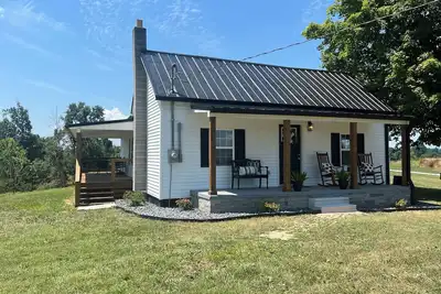Cozy 2 bedroom/2 bath house located near lake with lots of privacy and parking!
