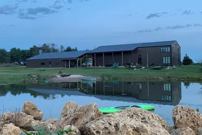 Image de Outdoor Oasis and Pickleball Paradise: Fishing, Paddle-boarding, Swimming