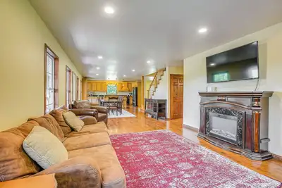 Image de Quiet Family Cabin in Hamden: Hot Tub + Game Room!