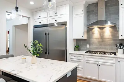 Image de Luxuriously Lakeside by AvantStay | Lakefront Retreat w\/ Game Room