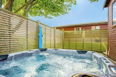 Image de Relax in the pet-friendly Primrose Lodge, a hidden gem nestled near serene lakes.