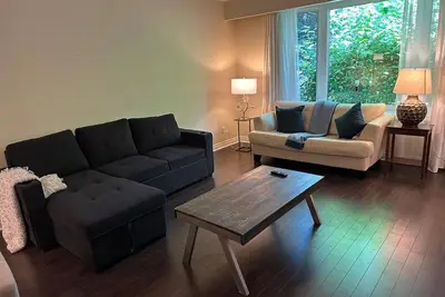 Image de Beautiful 5 Bedroom House close to Port Credit, Lakeshore Easy Access to Downtown