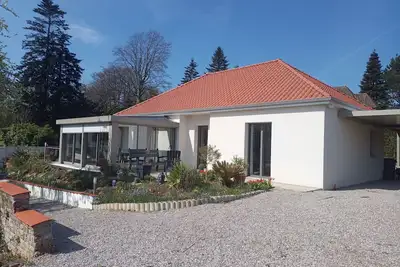 Image de maison plain pied dans un cadre verdroyant