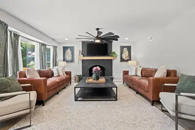 Image de Large Home on Acre w/Hot Tub