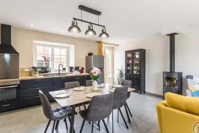 Image de Maison de ferme rénovée, 3 chambres, terrasses, terrain clos, équipements bébé, animaux acceptés