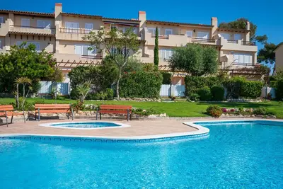 Image de Maison avec Piscine, Barbecue et Accès Plage à 5 min