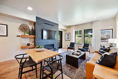 Image de Gorgeous Condo|Steps FromHill|Fireplace|Balcony