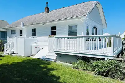 Image de Soak in enchanting water views. Fully-fenced yard for family and pets!