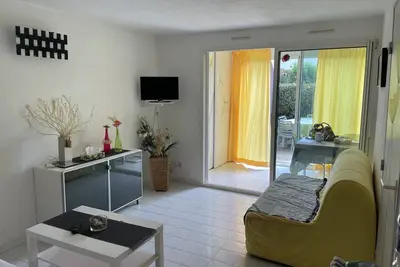 Image de Charmant  P3Rez de jardin avec piscine et en bord de mer portillon accès plage.