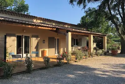 Image de Maison en campagne Arlésienne avec piscine.