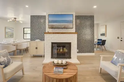 Image de 3944 Seaside Bash - Central Carmel Location