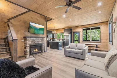 Image de Bear Plunge | Private Indoor Pool, Hot Tub, & Game Room!