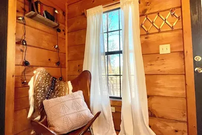 Image de Cozy cabin and contemporary container home on one property! Pets welcome!