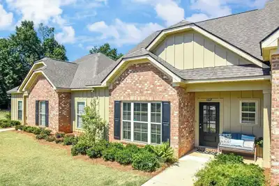 Image de Townhome in the heart of Auburn! 3 Br/2. 5 Ba with a flex space!