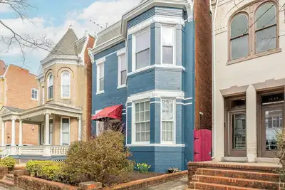 Image de Charming 2-bedroom house with WiFi, Ac, & Patio in the heart of Richmond!