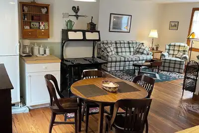 Image de Country Charm🌿 A very comfortable 2nd floor, 2-bedroom apartment in Bainbridge