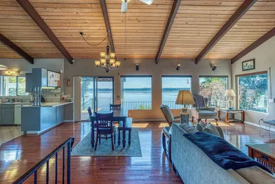 Image de Oyster Beach Retreat - Mt. Rainier Views + Kayaks + 4-bedroom waterfront house!