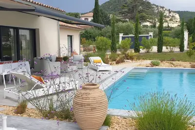 Image de Villa provençale contemporaine avec spa