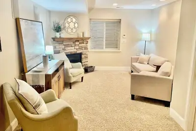 Image de Clean and pretty 1-bedroom basement with Ac, WiFi in ideal location in Orem