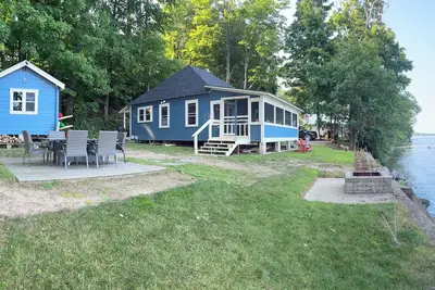 Image de Charming water-front cottage & guest house comfortably sleeps 8 with WiFi, Ac