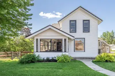Image de Charming 4-bedroom house steps from Pewaukee Lake Beach, shops & restaurants