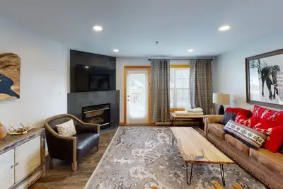 Image de Modern & Plush 2br, just steps from the slopes by RedAwning