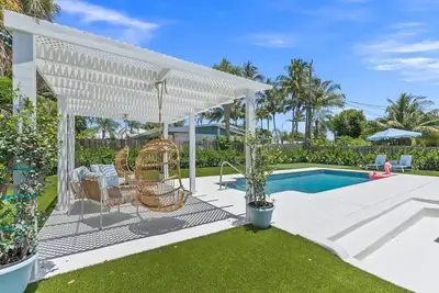 Image de 🌴 Downtown Stuart’s Blue Palm Villa🌴 -3 🛌 /2🛀 Pool Home w/ putting green⛳️