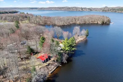 Image de Lakeside Cottage - “New” Waterfront Vacation Rental, Full Lake Access, Kayaks