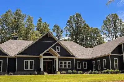 Image de Private resort-style pool. Spacious new house 16 min to Jordan-Hare stadium.