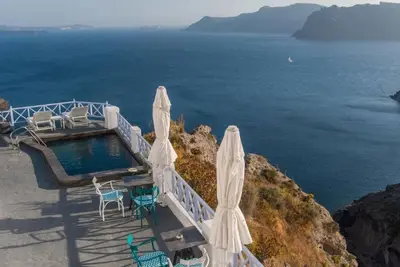 Image de Breathtaking Santorini Suite | Broccos Suite | 1 Bedroom | Min. Children Age: 12 Years | Private Furnished Balcony with Hot Tub Overlooking the Sea | Spacious Shared Sun Terrace and Swimming Pool with Breathtaking Caldera View | Oia