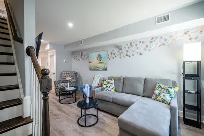 Image de Old Town Off Street Parking 98% Walk Score Fenced Yard Townhome