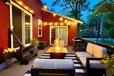 Image de Poconos Cabin w Private Hot Tub! Backyard Vibes Firepits State Park in backyard!